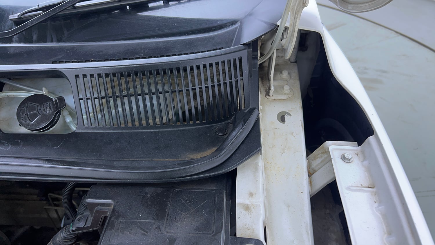 Used 2022 Renault Kiger RXT (O) AMT Petrol Automatic engine ENGINE LEFT SIDE HINGE & APRON VIEW
