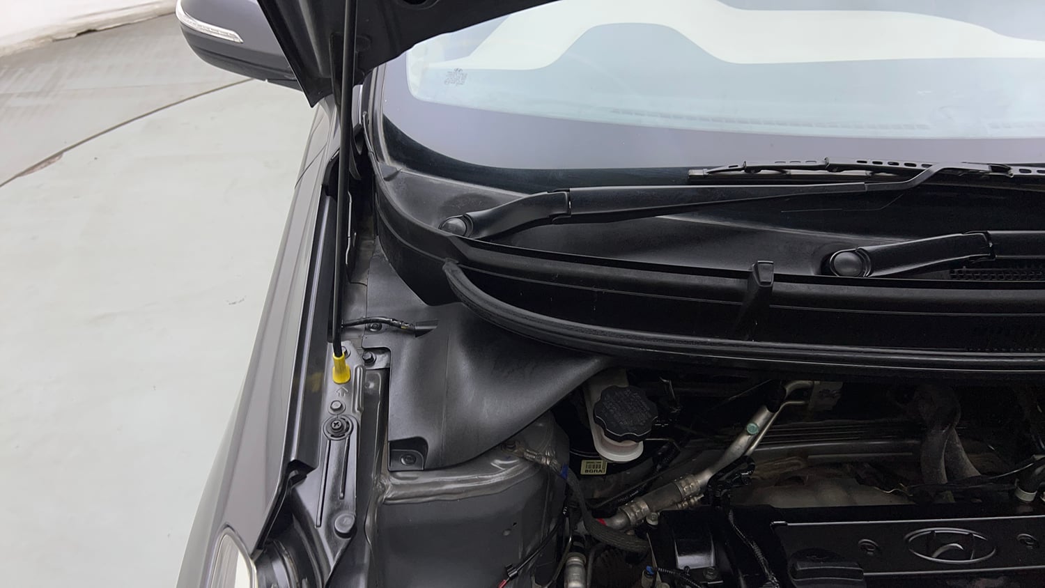 Used 2017 Hyundai Elite i20 Sportz 1.2 Petrol Manual engine ENGINE RIGHT SIDE HINGE & APRON VIEW