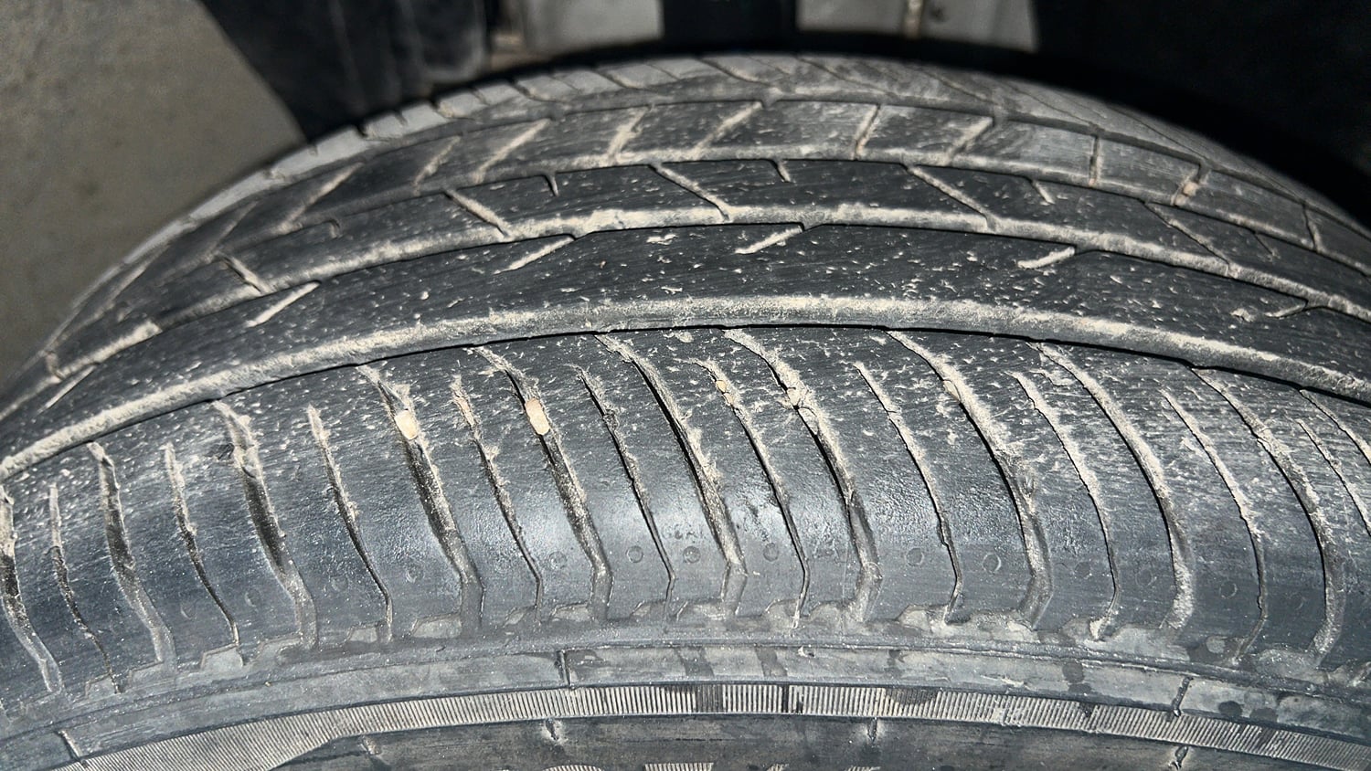 Used 2022 Renault Kiger RXT (O) MT Petrol Manual tyres RIGHT FRONT TYRE TREAD VIEW