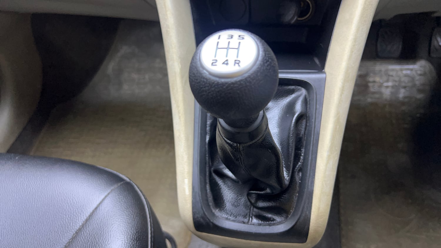 Used 2014 Maruti Suzuki Celerio LXi Petrol Manual interior GEAR  KNOB VIEW