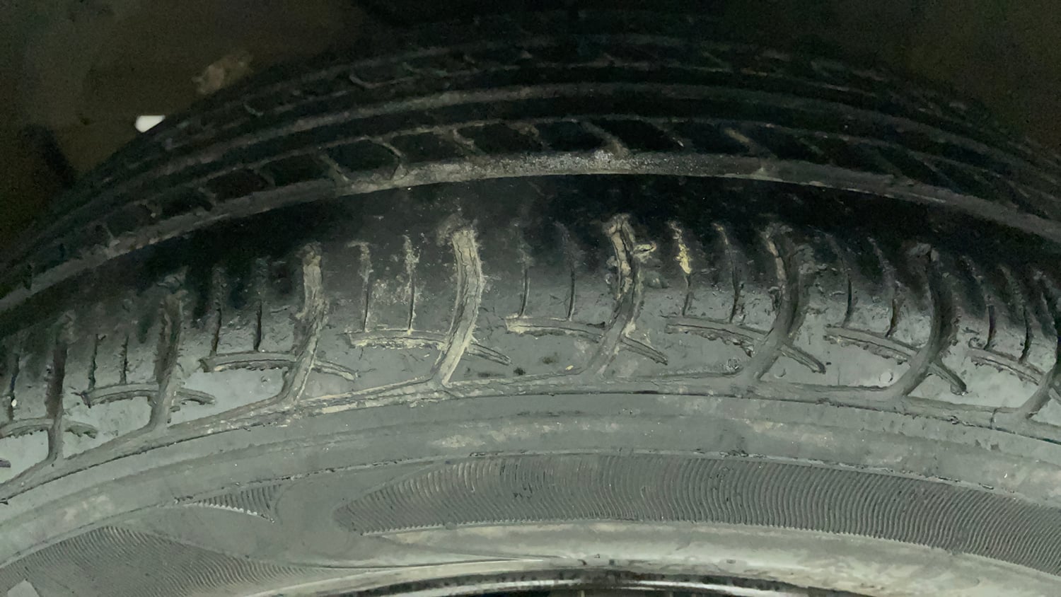 Used 2017 Maruti Suzuki Baleno Delta 1.2 Petrol Manual tyres LEFT FRONT TYRE TREAD VIEW
