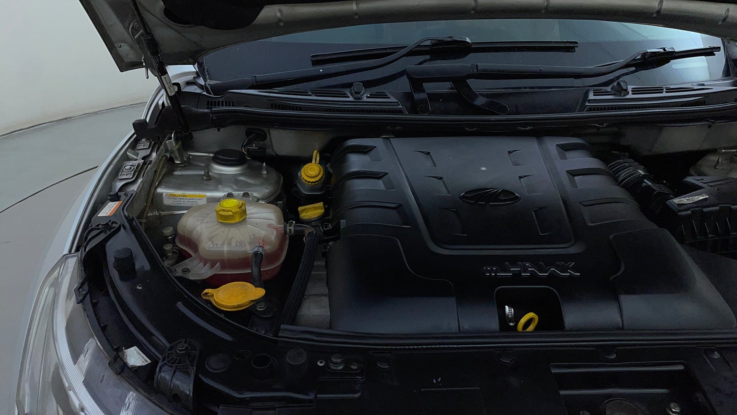 Used 2018 Mahindra XUV500 W11 AT Diesel Automatic engine ENGINE RIGHT SIDE HINGE & APRON VIEW