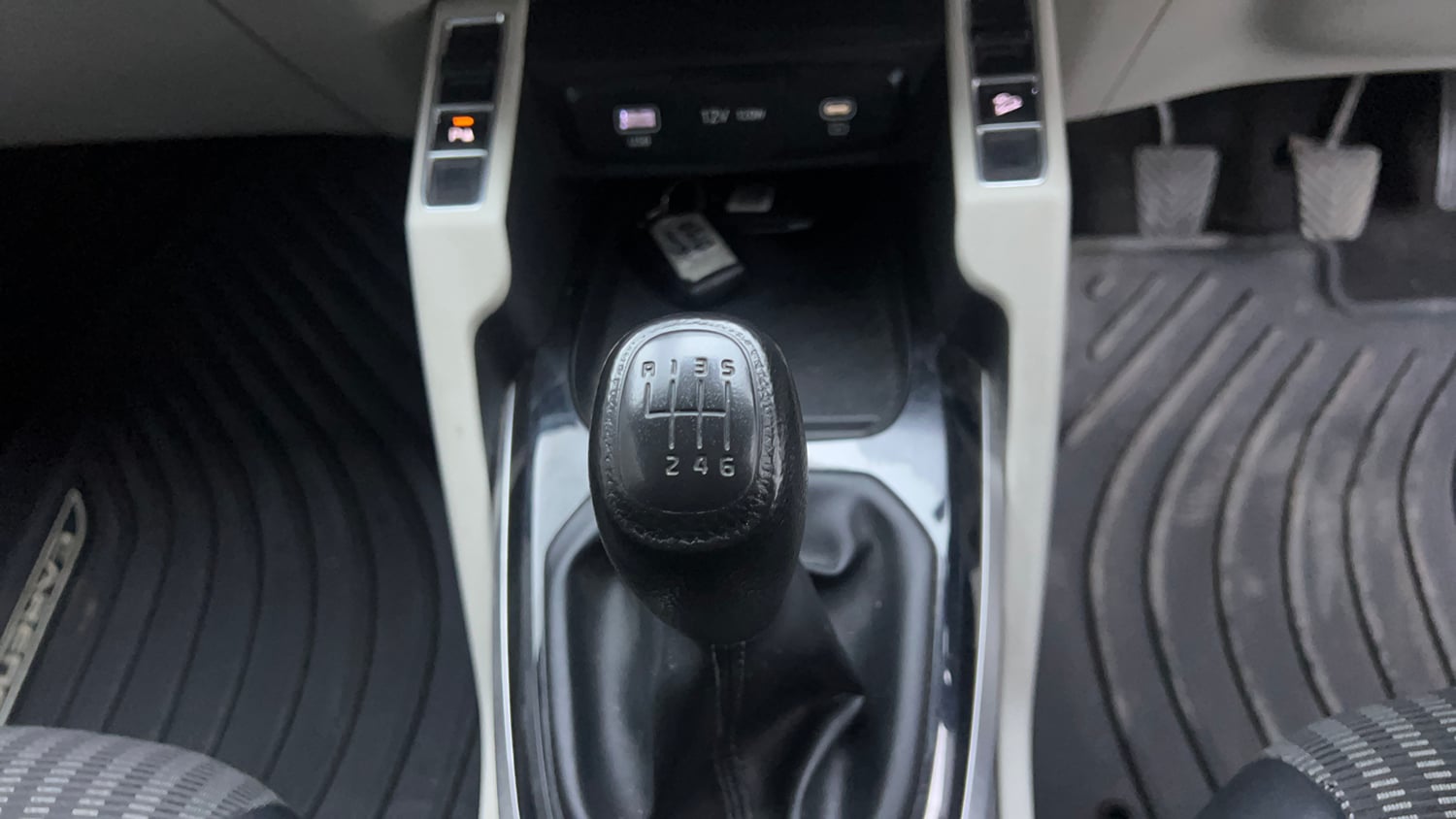 Used 2023 Kia Carens Prestige Plus 1.4 Petrol MT 7 STR Petrol Manual interior GEAR  KNOB VIEW