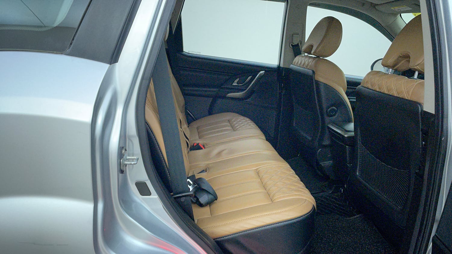 Used 2018 Mahindra XUV500 W11 AT Diesel Automatic interior RIGHT SIDE REAR DOOR CABIN VIEW