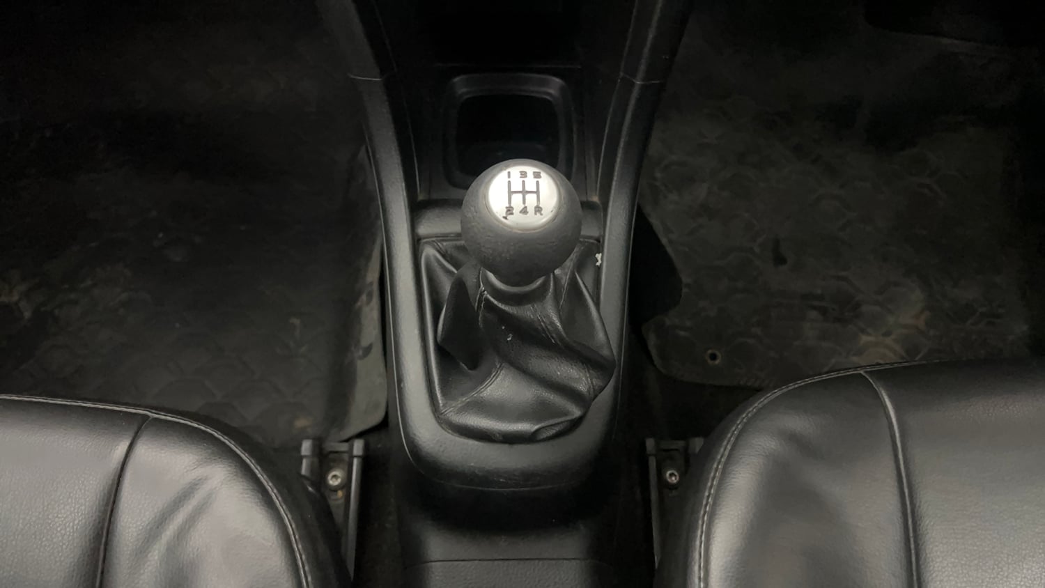 Used 2014 Maruti Suzuki Swift ZXi Petrol Manual interior GEAR  KNOB VIEW