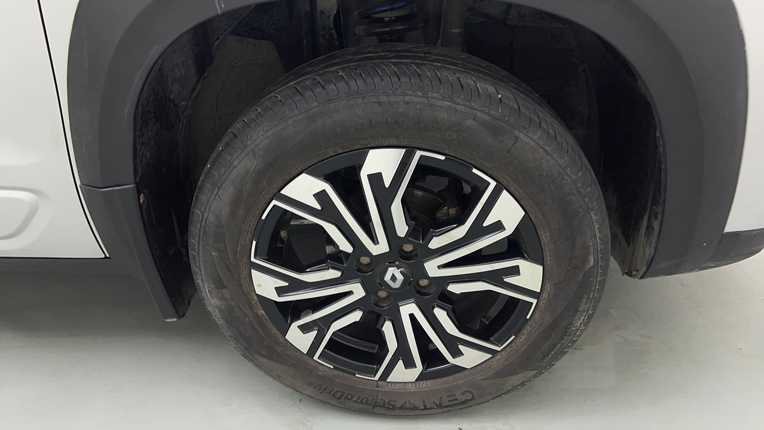 Used 2022 Renault Kiger RXT (O) MT Petrol Manual tyres RIGHT FRONT TYRE RIM VIEW