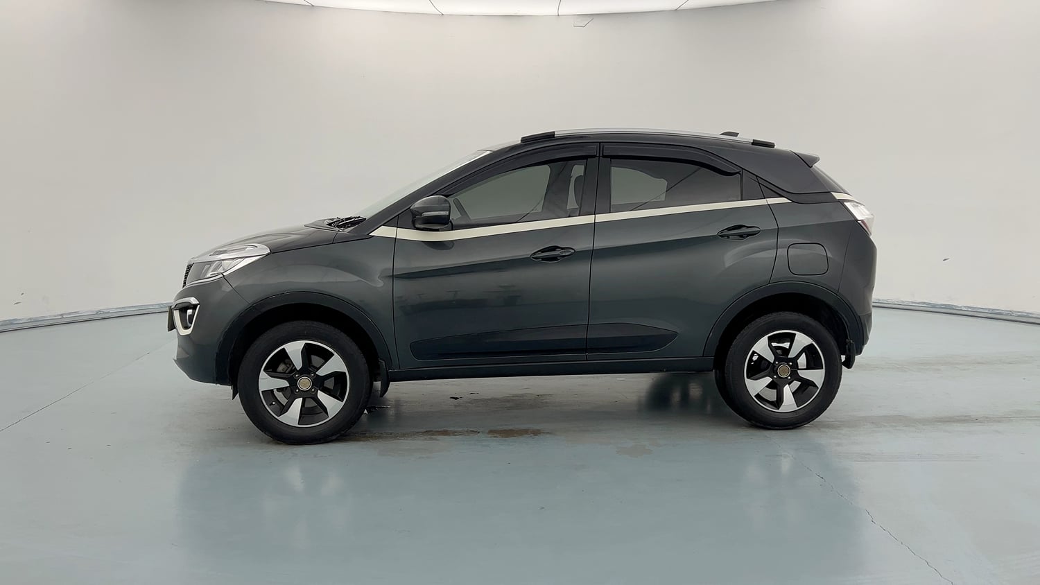 Used 2018 Tata Nexon XZ Plus Petrol Manual exterior LEFT SIDE VIEW