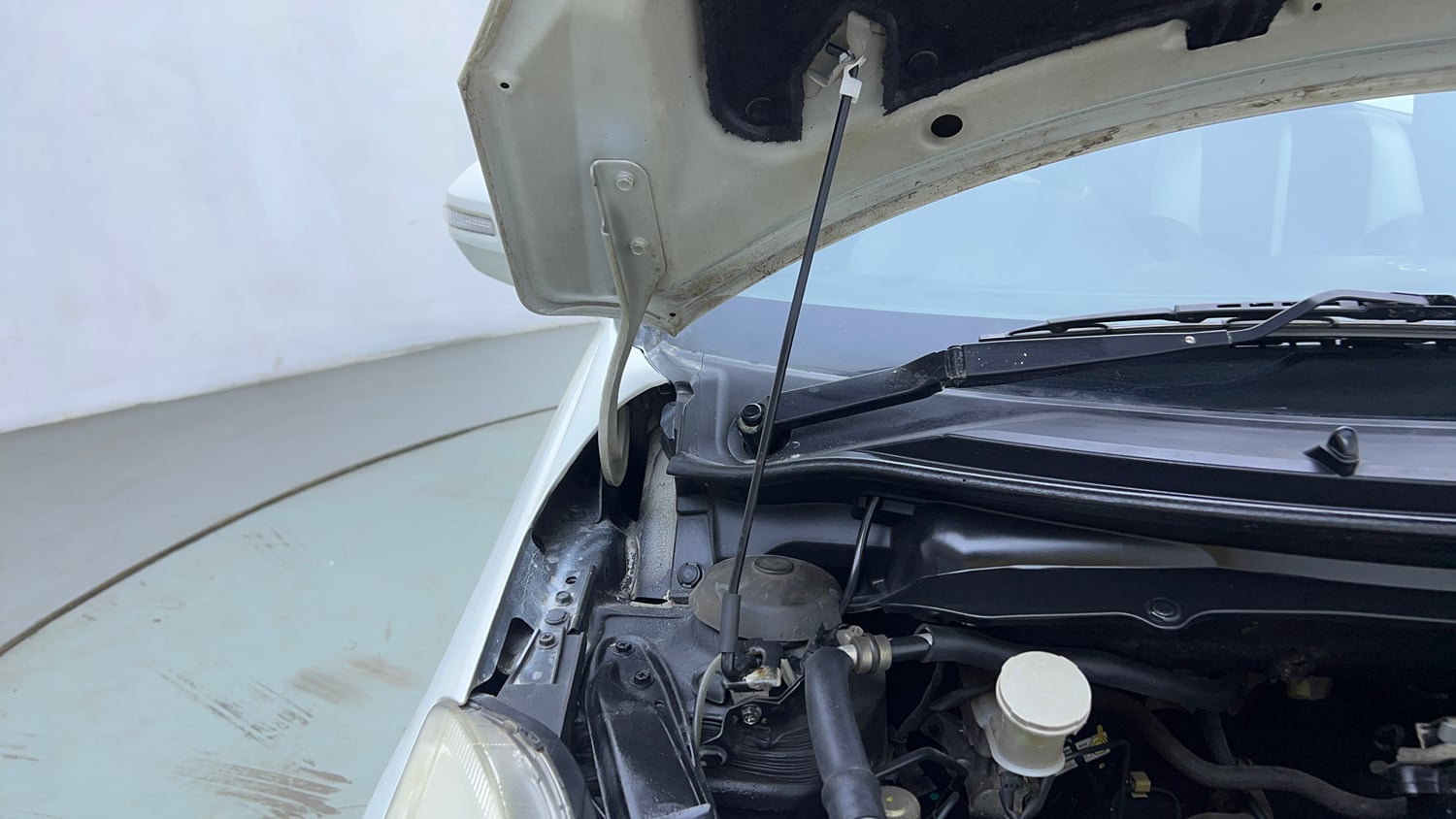 Used 2012 Maruti Suzuki Swift VXi Petrol Manual engine ENGINE RIGHT SIDE HINGE & APRON VIEW