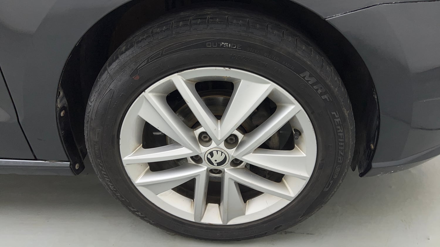 Used 2018 Skoda Rapid Style 1.6 MPI Petrol Manual tyres RIGHT FRONT TYRE RIM VIEW