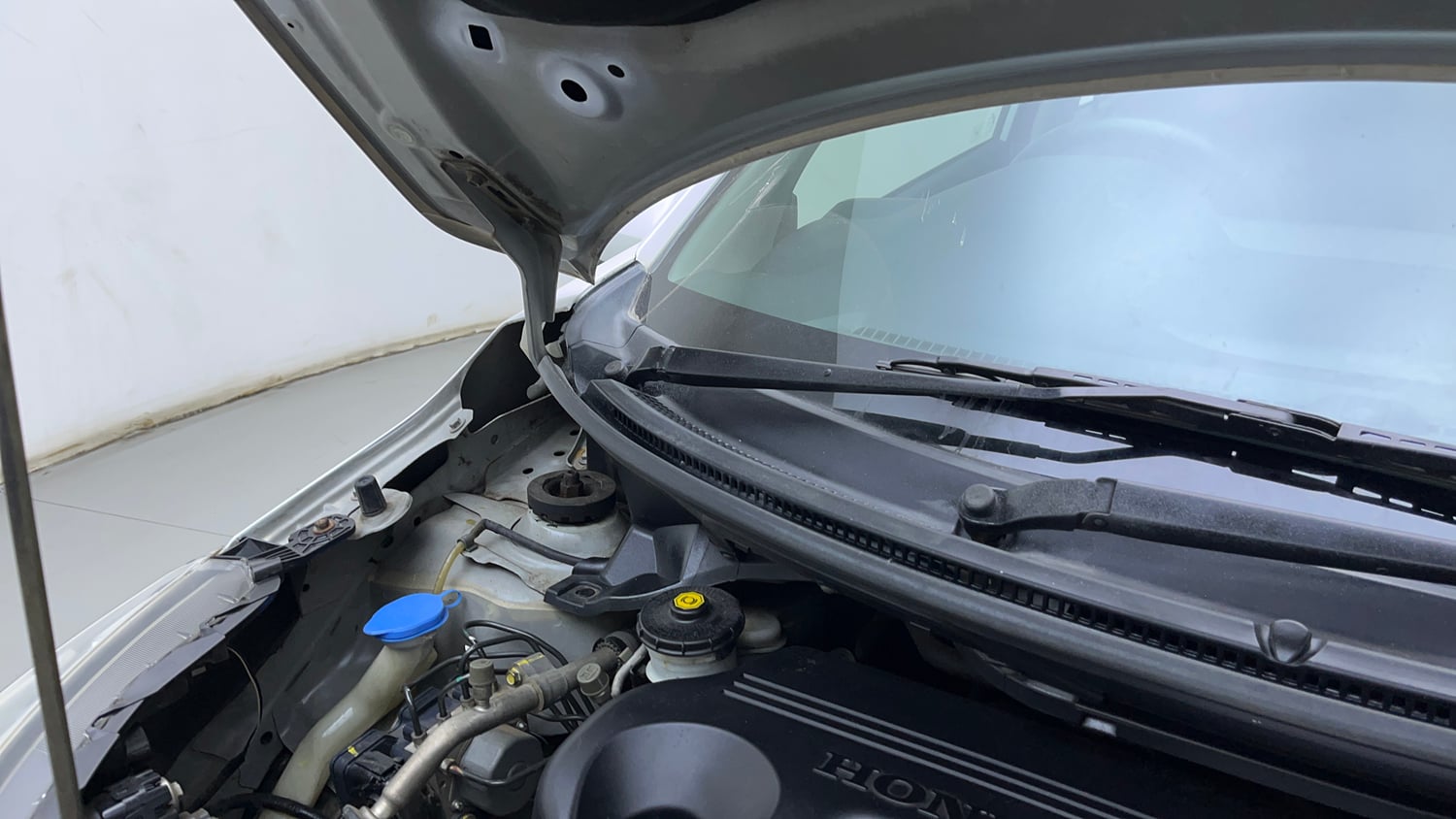 Used 2017 Honda BR-V VX Diesel Diesel Manual engine ENGINE RIGHT SIDE HINGE & APRON VIEW