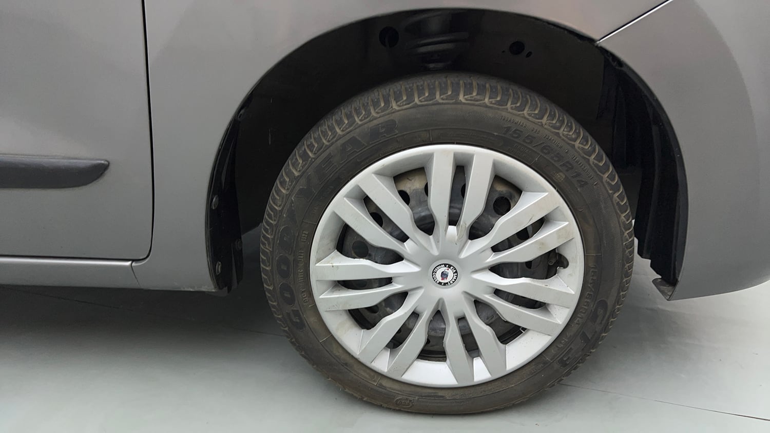 Used 2017 Maruti Suzuki Wagon R VXI Petrol Manual tyres RIGHT FRONT TYRE RIM VIEW