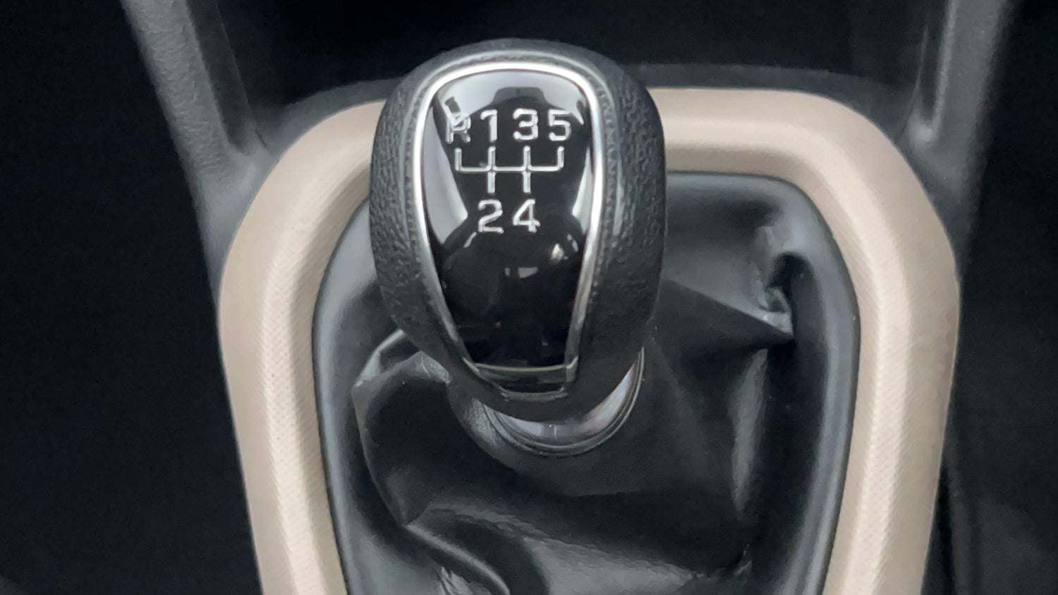 Used 2018 Hyundai Grand i10 Sportz (O) U2 1.2 CRDi Diesel Manual interior GEAR  KNOB VIEW