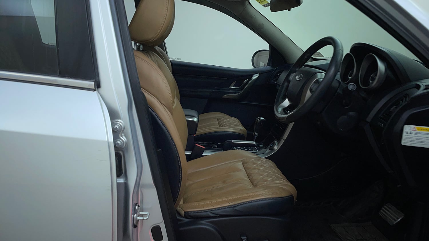Used 2018 Mahindra XUV500 W11 AT Diesel Automatic interior RIGHT SIDE FRONT DOOR CABIN VIEW