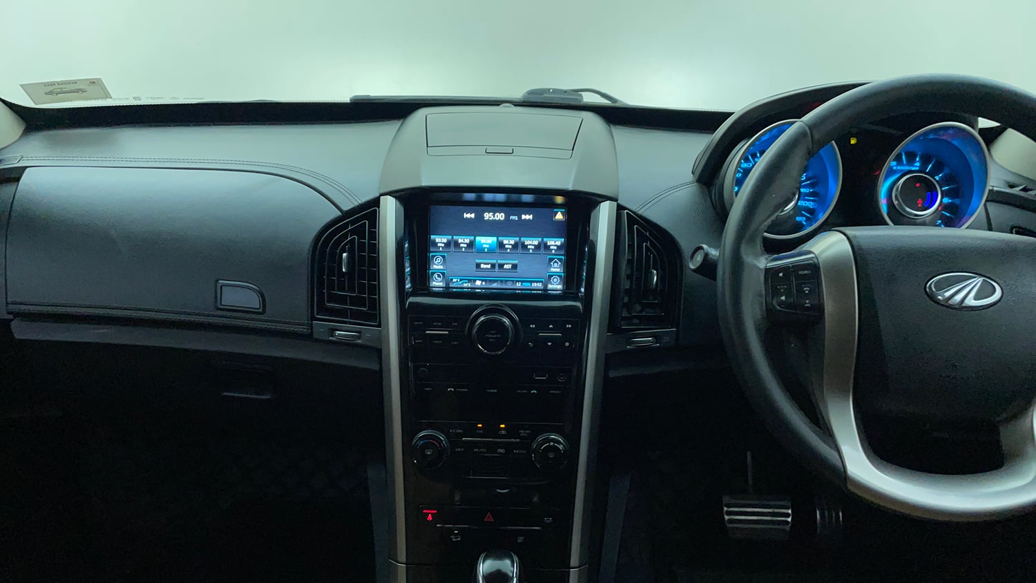 Used 2018 Mahindra XUV500 W11 AT Diesel Automatic interior MUSIC SYSTEM & AC CONTROL VIEW