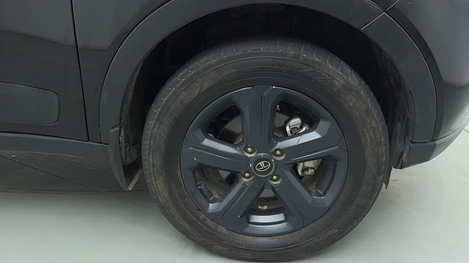 Used 2021 Tata Nexon XZA Plus Diesel Dark Edition Diesel Automatic tyres RIGHT FRONT TYRE RIM VIEW