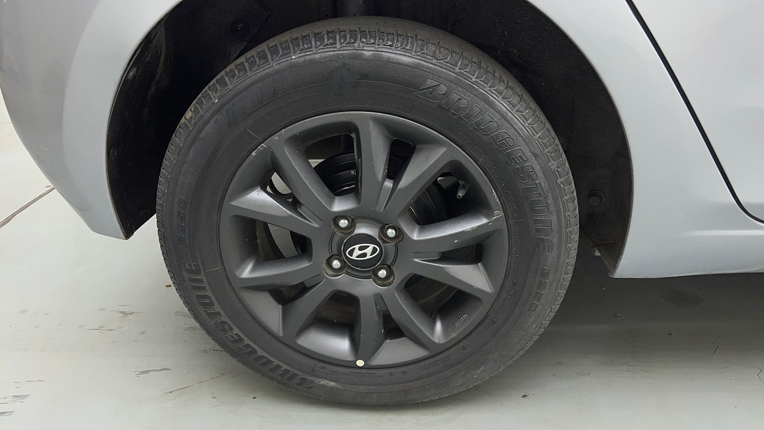 Used 2019 Hyundai Elite i20 Sportz Plus 1.2 Petrol Manual tyres RIGHT REAR TYRE RIM VIEW