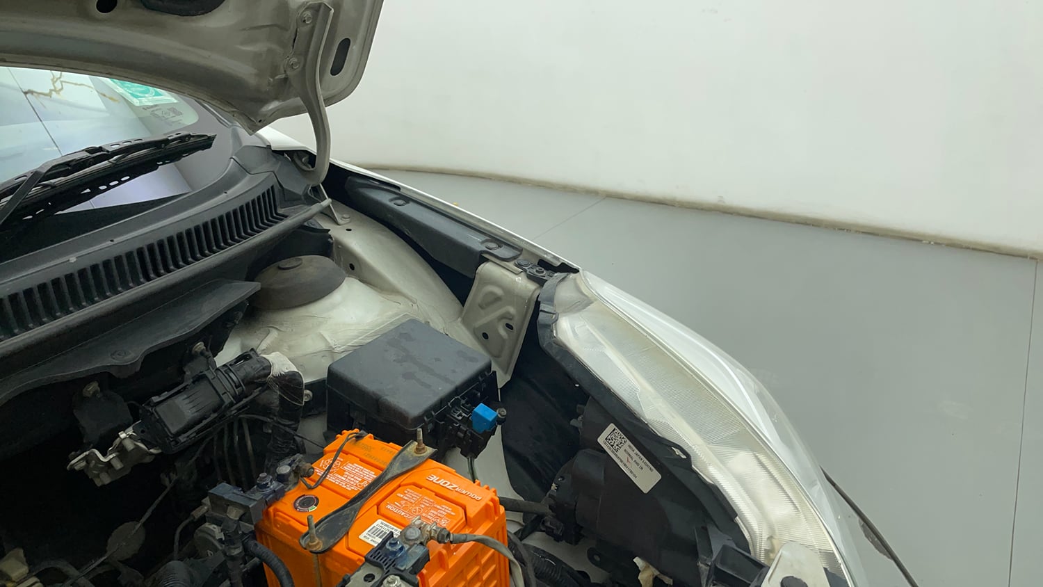 Used 2017 Maruti Suzuki Baleno Delta 1.2 Petrol Manual engine ENGINE LEFT SIDE HINGE & APRON VIEW