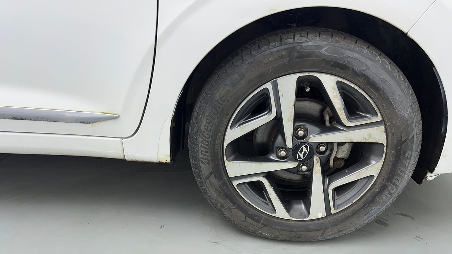Used 2021 Hyundai Aura SX Plus 1.2 AMT Petrol Petrol Automatic tyres RIGHT FRONT TYRE RIM VIEW