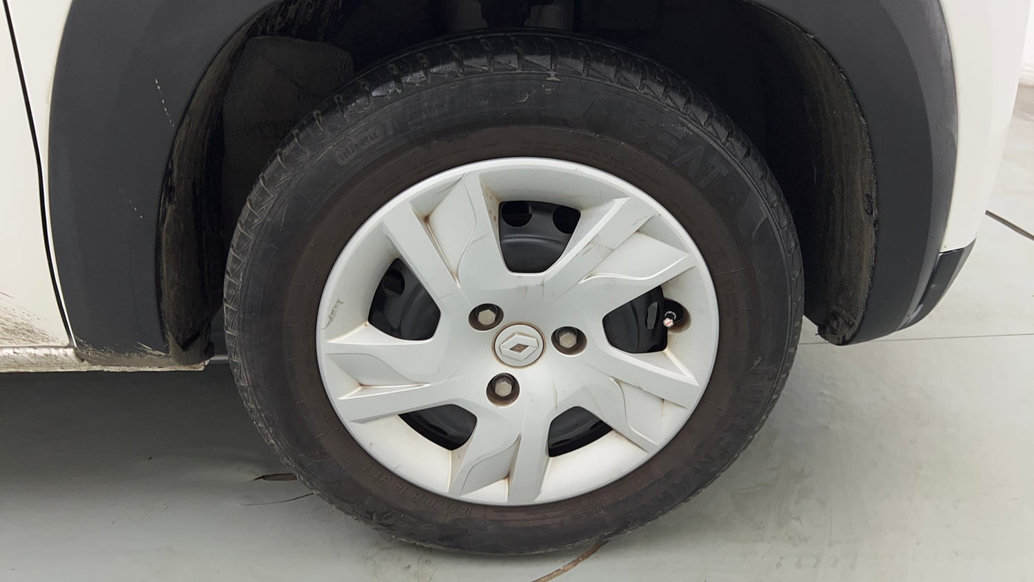 Used 2022 Renault Kwid RXT 1.0 AMT Petrol Automatic tyres RIGHT FRONT TYRE RIM VIEW