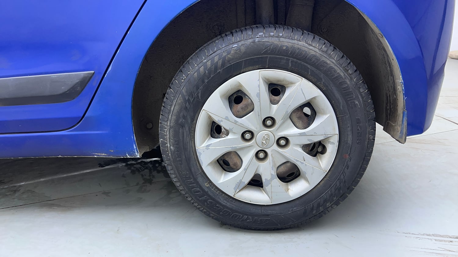 Used 2015 Hyundai Elite i20 Sportz 1.2 Petrol Manual tyres LEFT REAR TYRE RIM VIEW