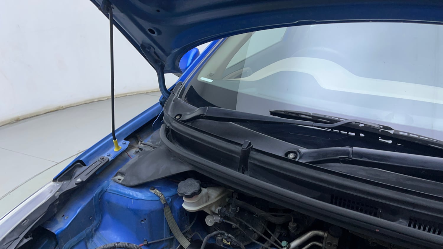 Used 2017 Hyundai Elite i20 Sportz 1.2 Petrol Manual engine ENGINE RIGHT SIDE HINGE & APRON VIEW