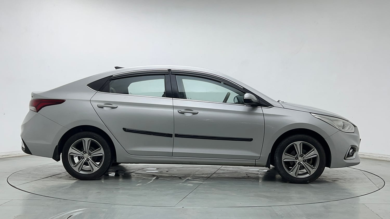 Used 2018 Hyundai Verna SX 1.6 VTVT Petrol Manual exterior RIGHT SIDE VIEW