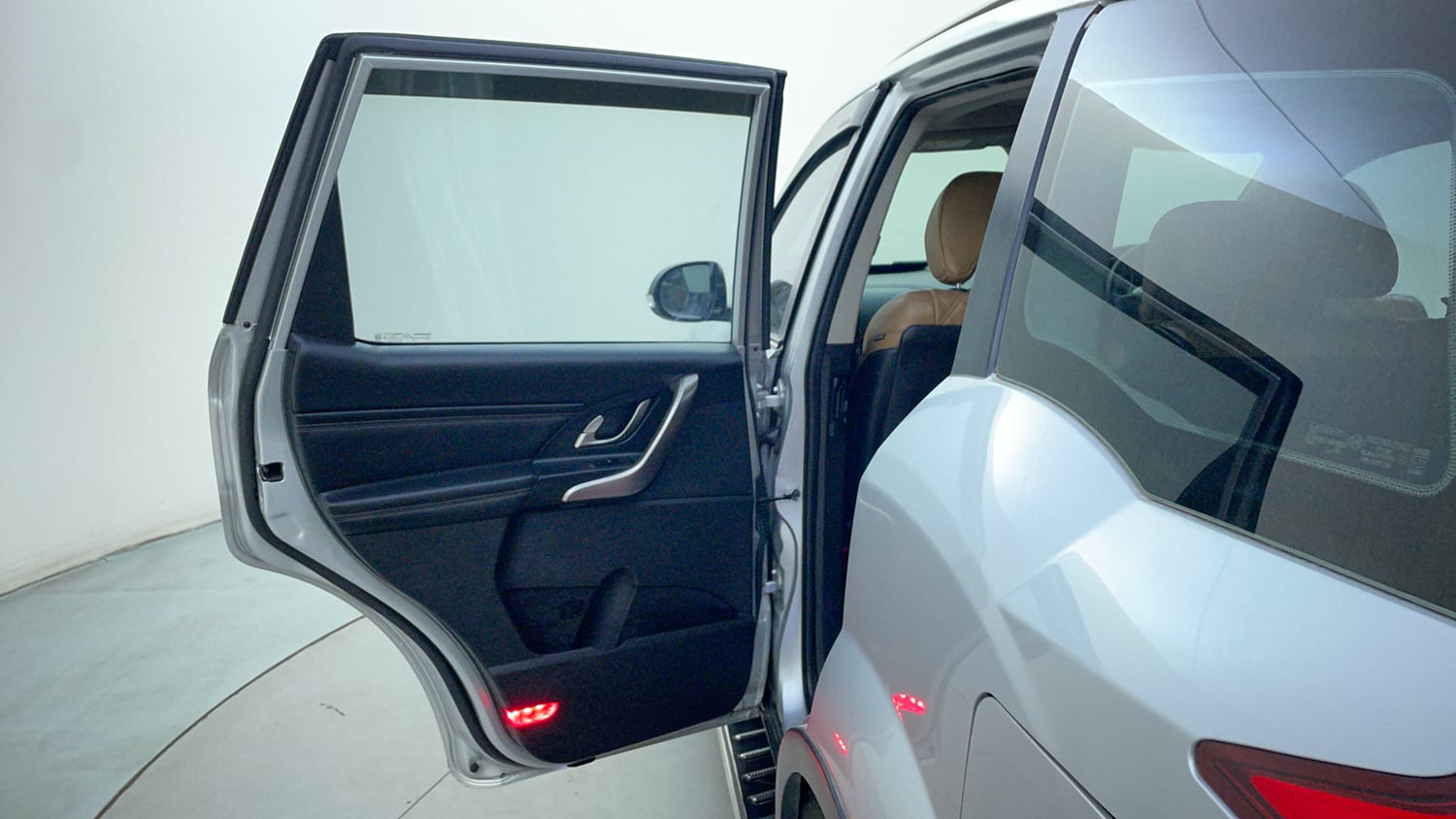 Used 2018 Mahindra XUV500 W11 AT Diesel Automatic interior LEFT REAR DOOR OPEN VIEW