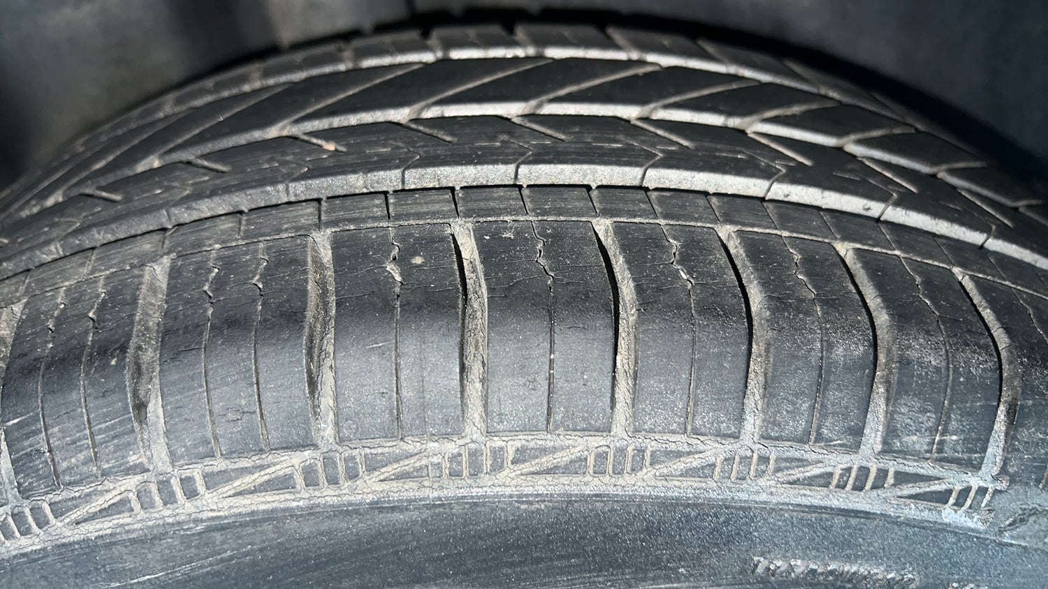 Used 2017 Volkswagen Polo Trendline 1.2L (P) Petrol Manual tyres RIGHT REAR TYRE TREAD VIEW