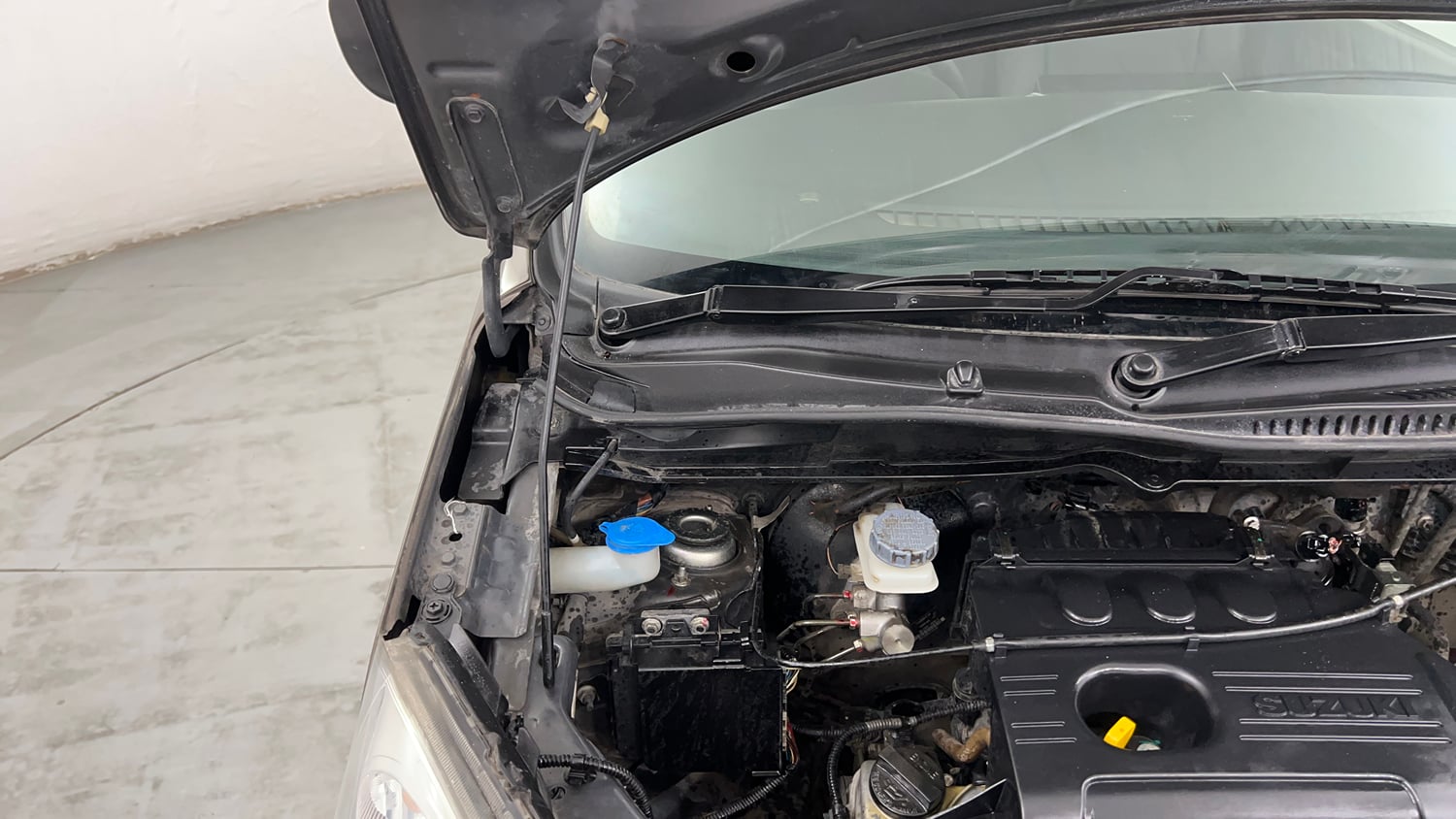 Used 2014 Maruti Suzuki Wagon R LXI CNG Cng Manual engine ENGINE RIGHT SIDE HINGE & APRON VIEW