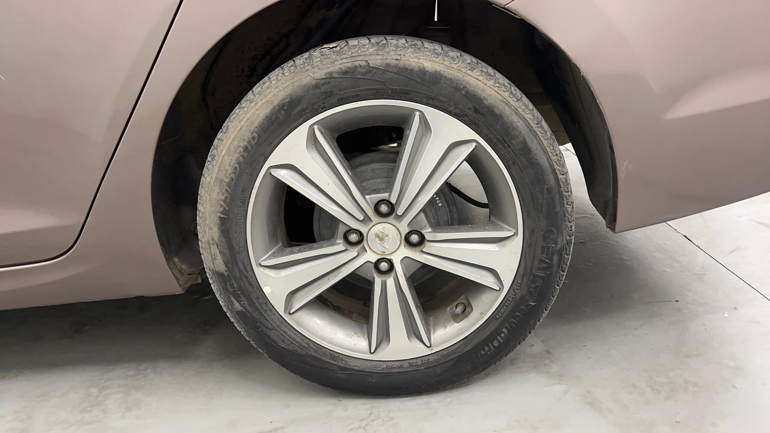 Used 2019 Hyundai Verna SX (O) 1.6 CRDi  AT Diesel Automatic tyres LEFT REAR TYRE RIM VIEW