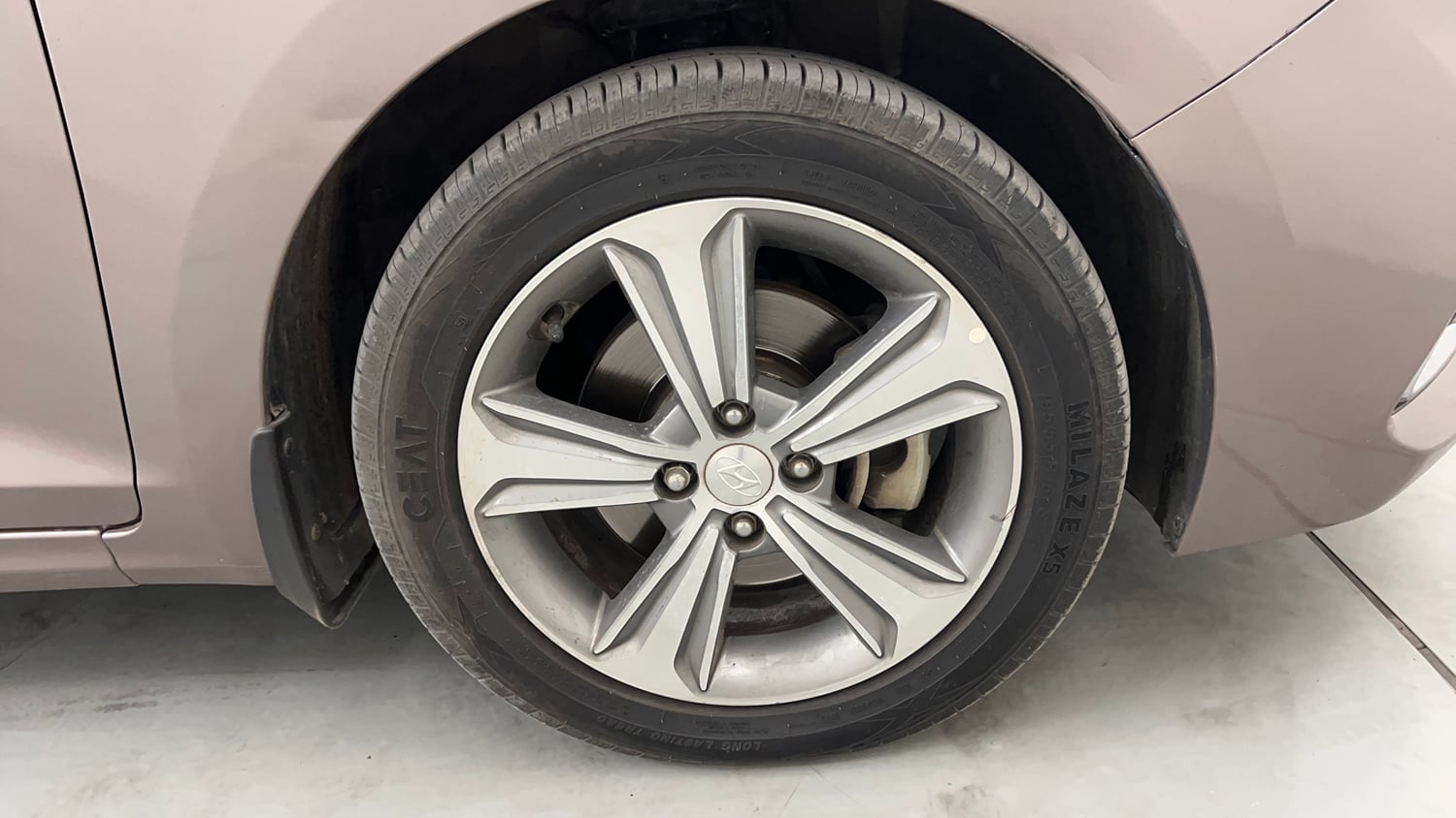 Used 2019 Hyundai Verna SX (O) 1.6 CRDi  AT Diesel Automatic tyres RIGHT FRONT TYRE RIM VIEW
