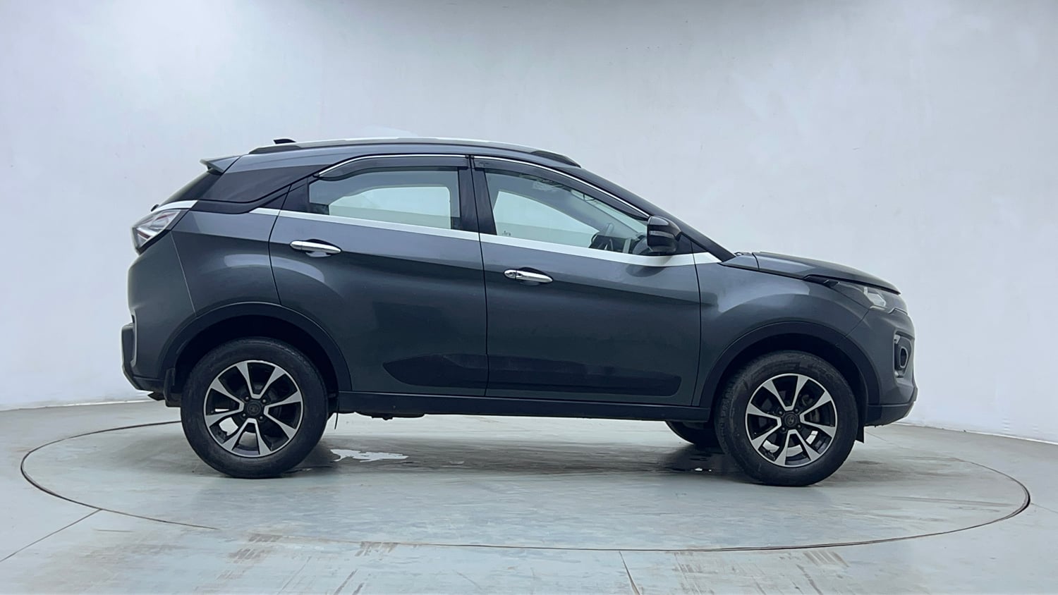 Used 2020 Tata Nexon XZ Plus (O) Petrol Manual exterior RIGHT SIDE VIEW