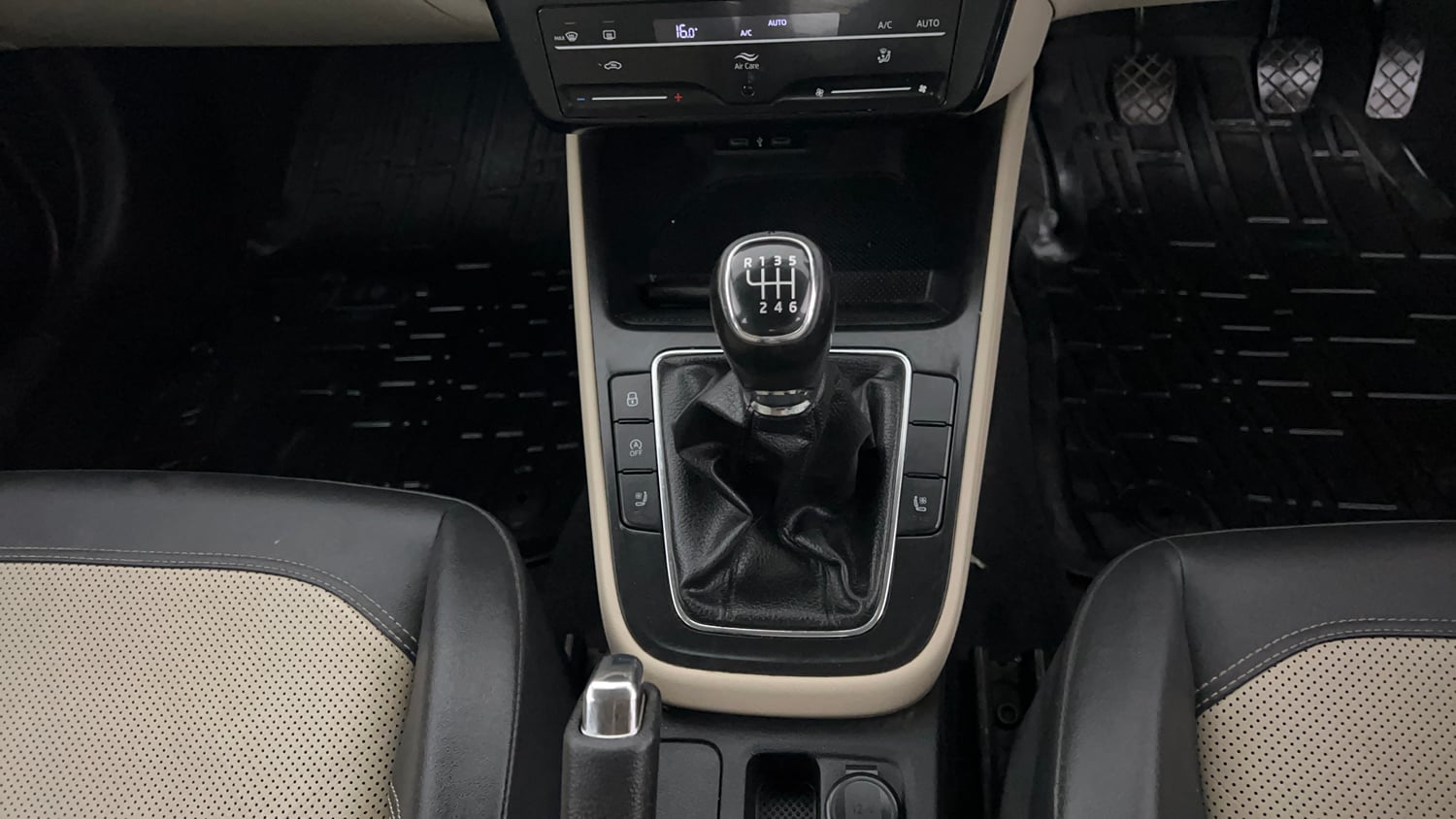 Used 2022 Skoda Slavia Style 1.0L TSI MT Petrol Manual interior GEAR  KNOB VIEW