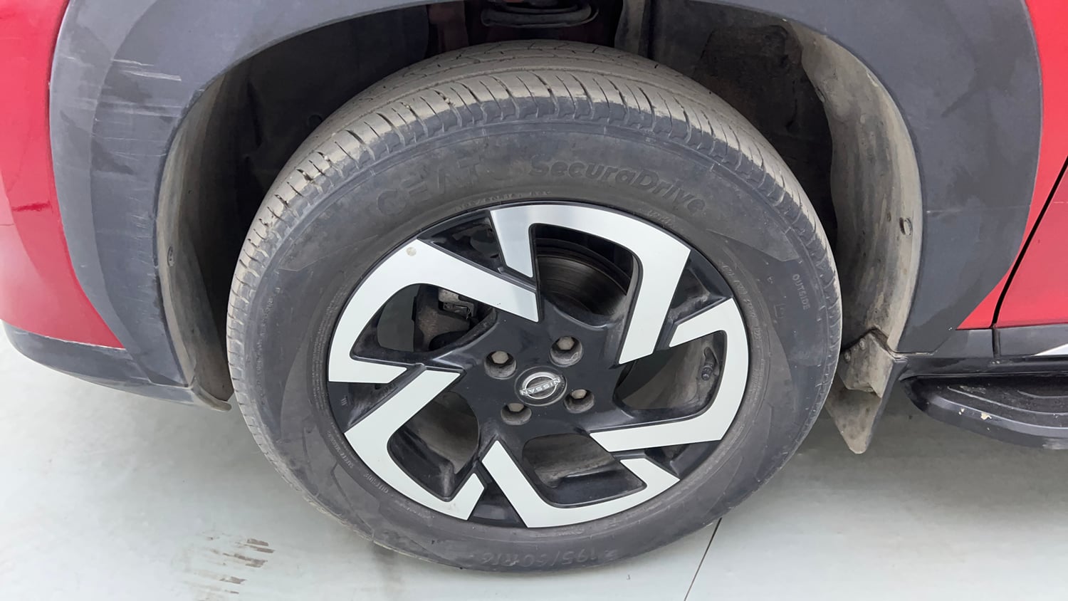 Used 2023 Nissan Magnite XV Premium Turbo CVT Dual Tone Petrol Automatic tyres LEFT FRONT TYRE RIM VIEW