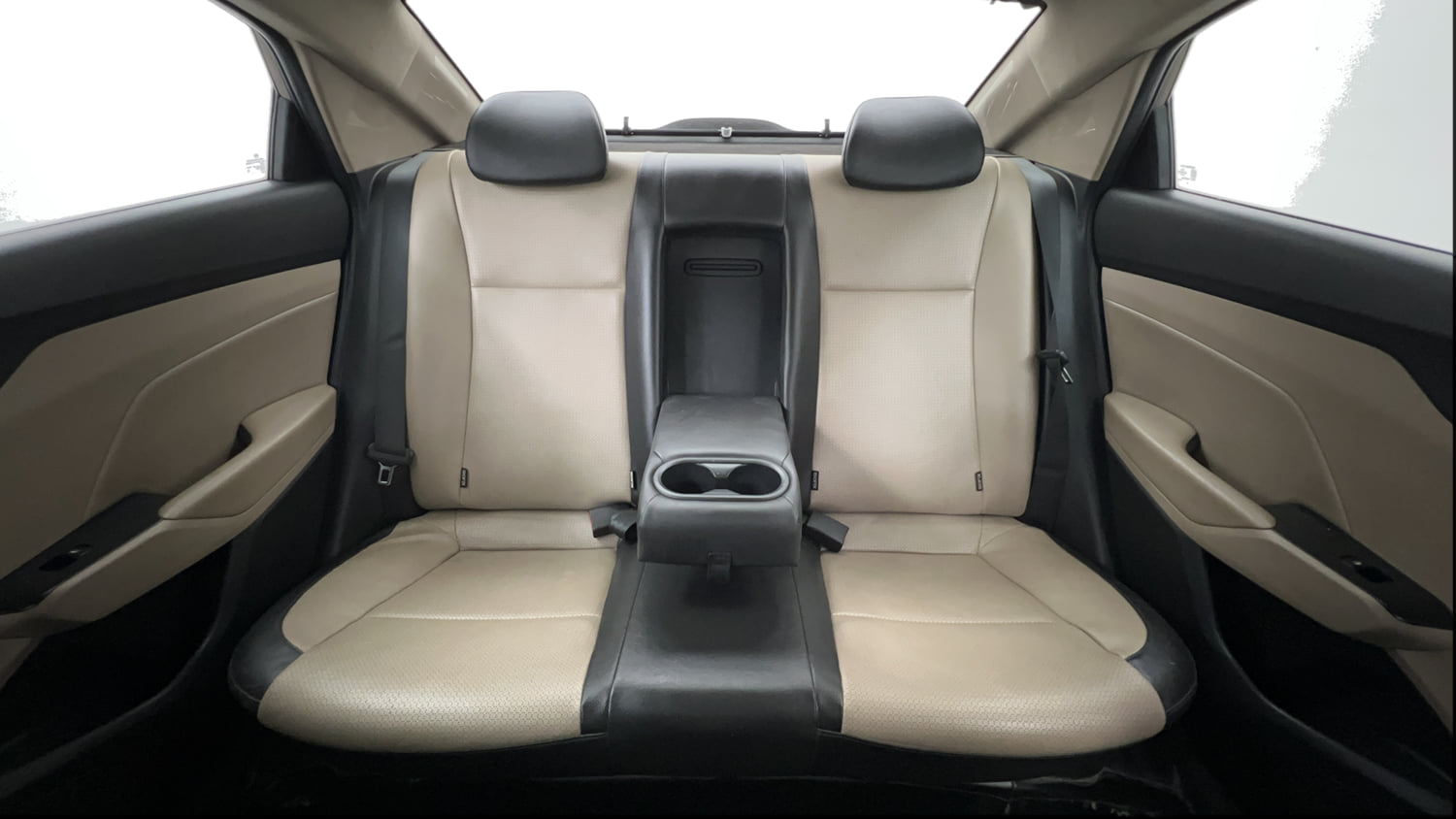 Used 2019 Hyundai Verna SX (O) 1.6 CRDi  AT Diesel Automatic interior REAR SEAT CONDITION VIEW