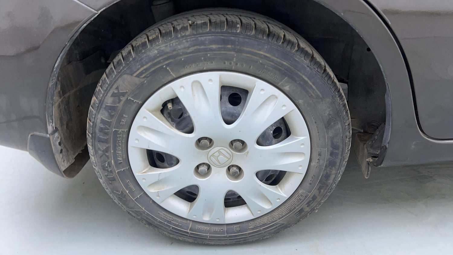 Used 2016 Honda Amaze 1.2 SX i-VTEC Petrol Manual tyres RIGHT REAR TYRE RIM VIEW