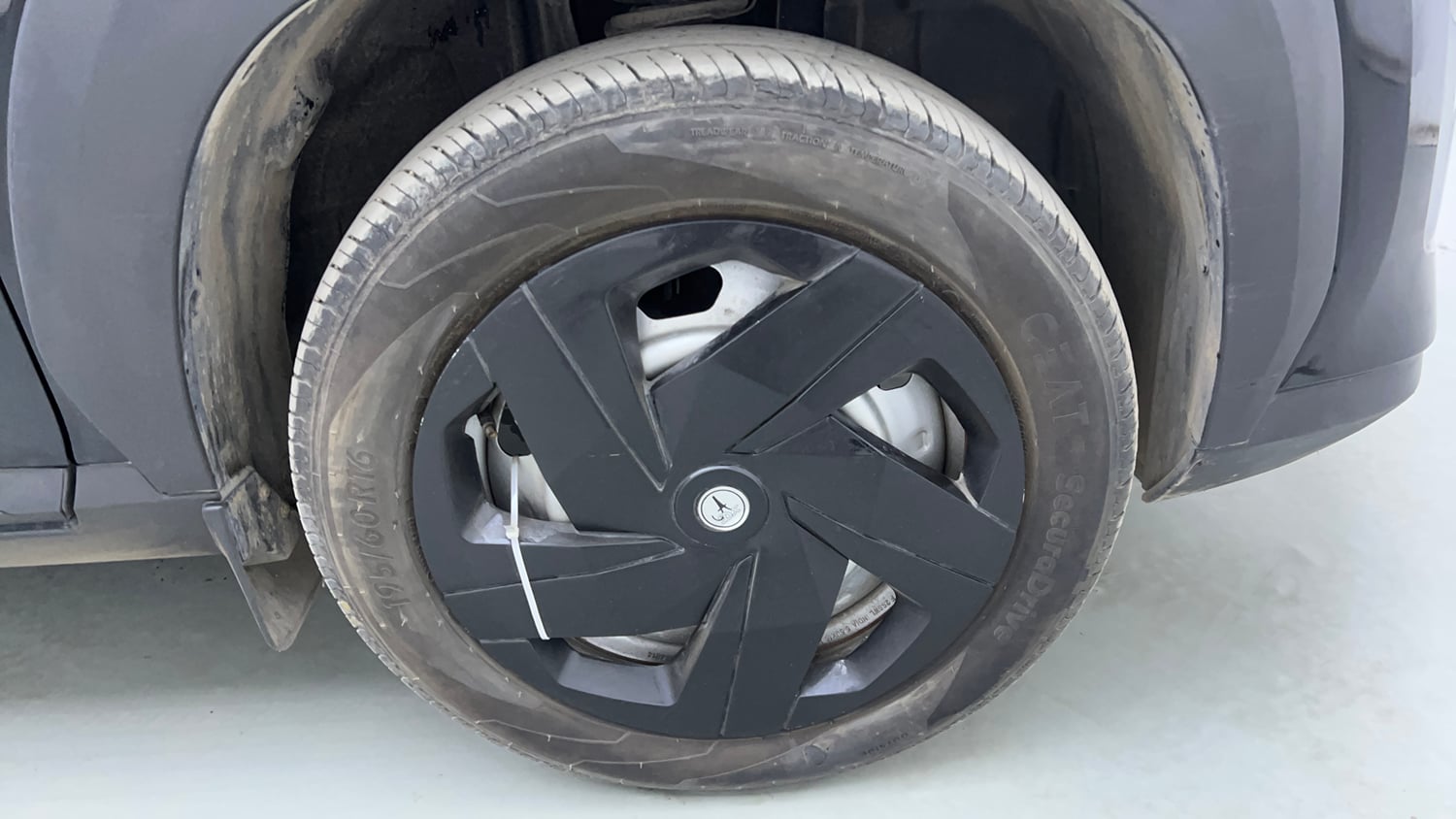 Used 2024 Nissan Magnite XE AMT Petrol Automatic tyres RIGHT FRONT TYRE RIM VIEW