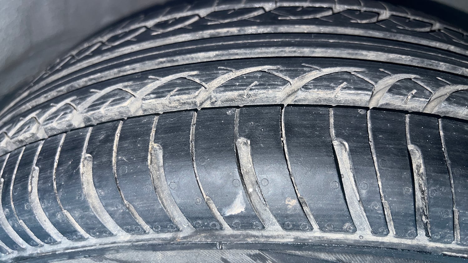 Used 2014 Hyundai Elite i20 Era 1.2 Petrol Manual tyres RIGHT FRONT TYRE TREAD VIEW