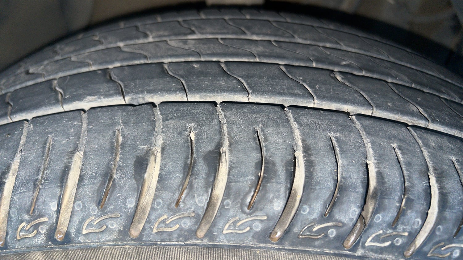 Used 2022 maruti-suzuki Vitara Brezza VXi Petrol Manual tyres RIGHT FRONT TYRE TREAD VIEW