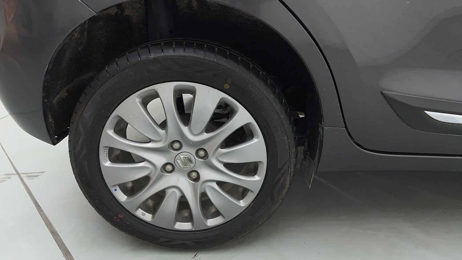 Used 2018 Maruti Suzuki Baleno Zeta 1.2 AT Petrol Automatic tyres RIGHT REAR TYRE RIM VIEW