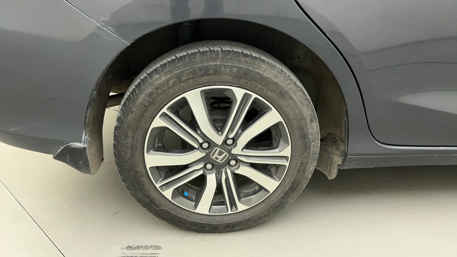 Used 2023 Honda Amaze VX MT 1.2 Petrol Petrol Manual tyres RIGHT REAR TYRE RIM VIEW