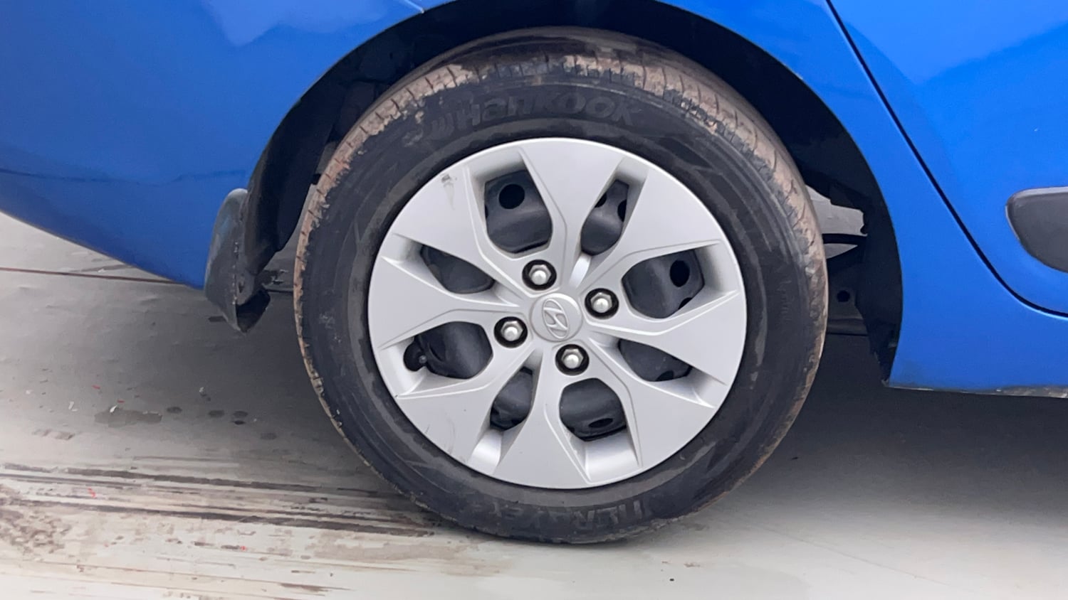Used 2019 Hyundai Xcent S Petrol Manual tyres RIGHT REAR TYRE RIM VIEW