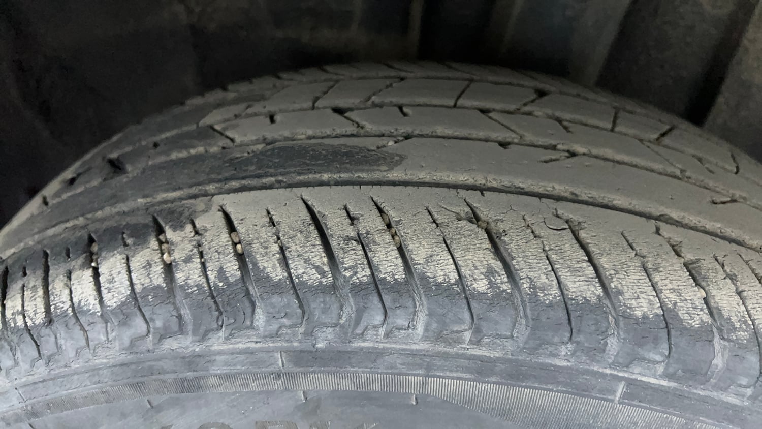Used 2023 Nissan Magnite XV Premium Turbo CVT Dual Tone Petrol Automatic tyres LEFT REAR TYRE TREAD VIEW