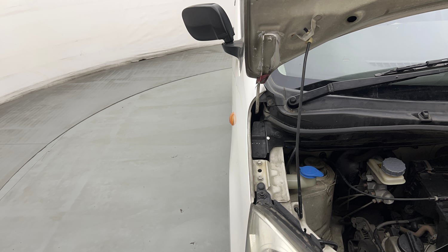Used 2016 Maruti Suzuki Wagon R LXI Petrol Manual engine ENGINE RIGHT SIDE HINGE & APRON VIEW