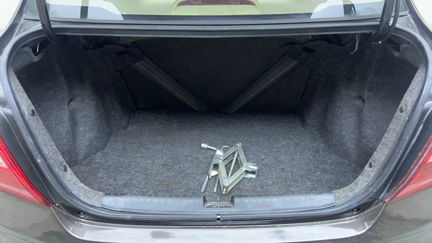 Used 2016 Honda Amaze 1.2 SX i-VTEC Petrol Manual interior DICKY INSIDE VIEW