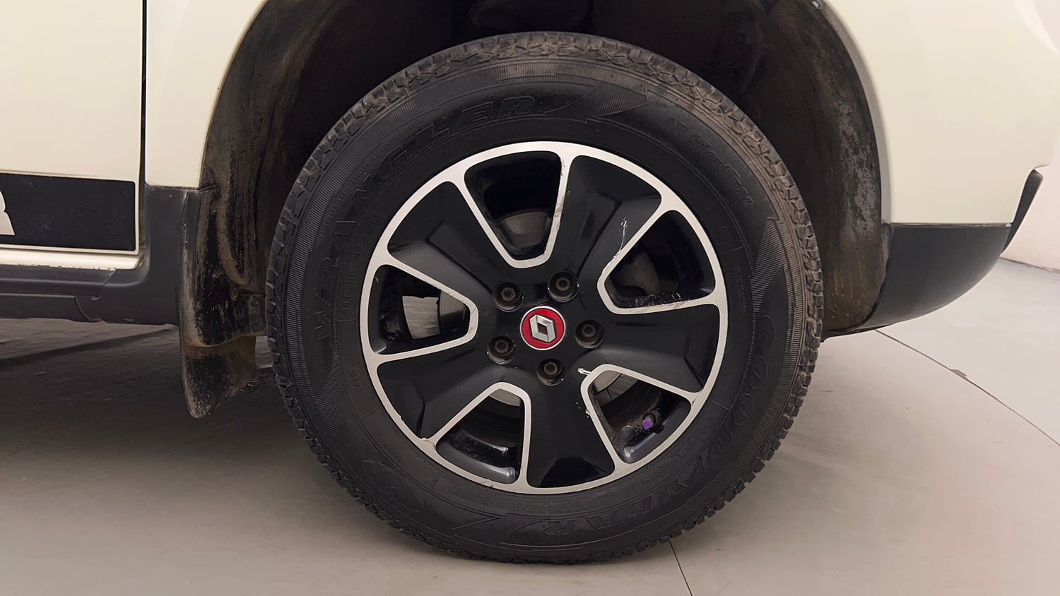 Used 2017 Renault Duster RXS CVT Petrol Automatic tyres RIGHT FRONT TYRE RIM VIEW