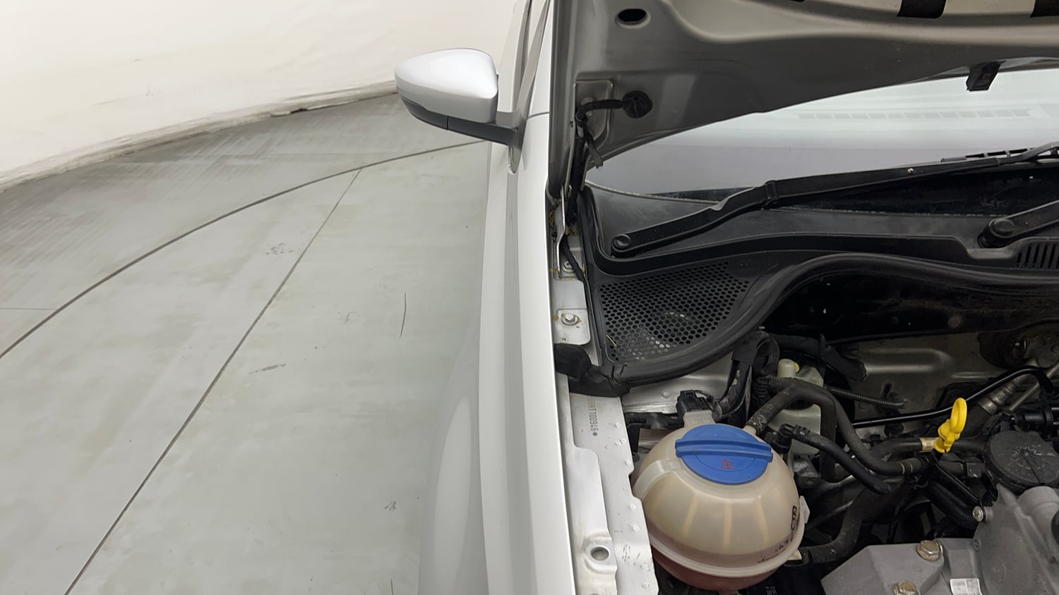 Used 2017 Volkswagen Polo Trendline 1.2L (P) Petrol Manual engine ENGINE RIGHT SIDE HINGE & APRON VIEW