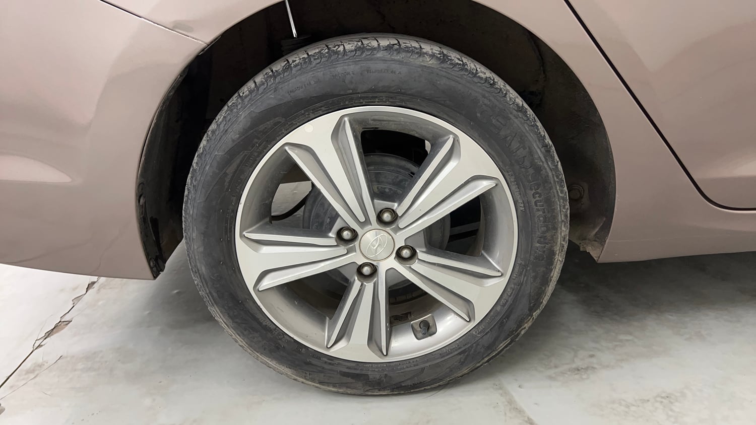 Used 2019 Hyundai Verna SX (O) 1.6 CRDi  AT Diesel Automatic tyres RIGHT REAR TYRE RIM VIEW