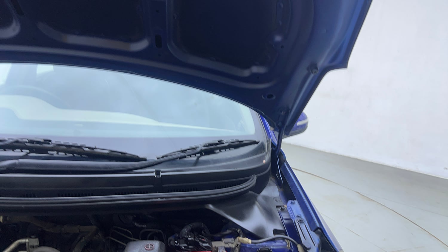 Used 2015 Hyundai Elite i20 Sportz 1.2 Petrol Manual engine ENGINE LEFT SIDE HINGE & APRON VIEW