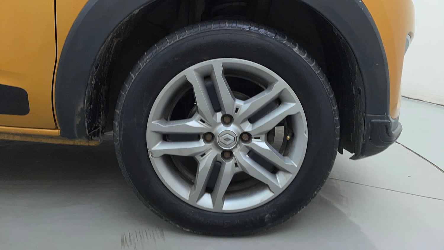Used 2020 Renault Triber RXZ EASY-R AMT Petrol Automatic tyres RIGHT FRONT TYRE RIM VIEW